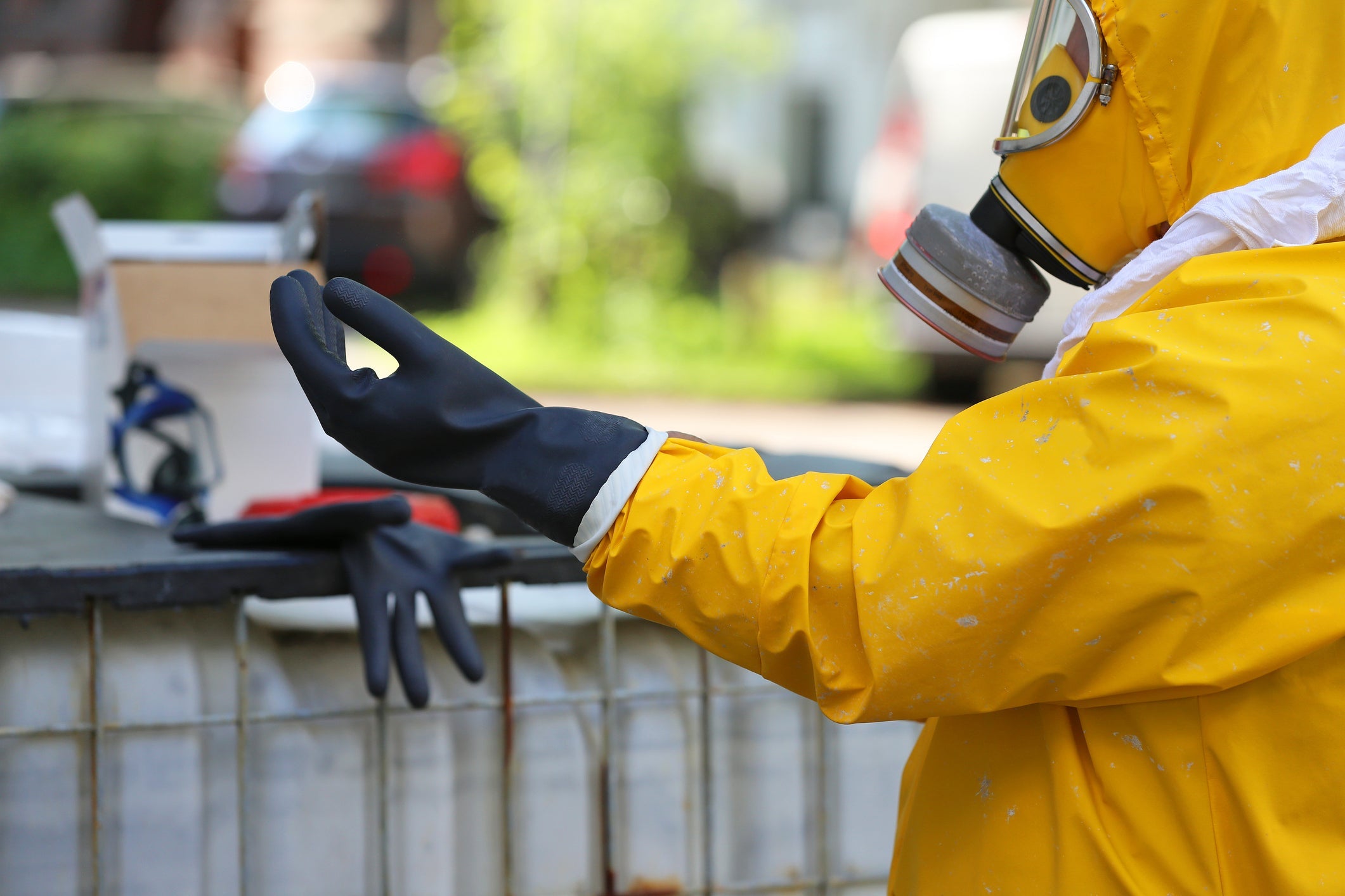 The Complete Guide to Chemical-Resistant Gloves: Materials and Applications