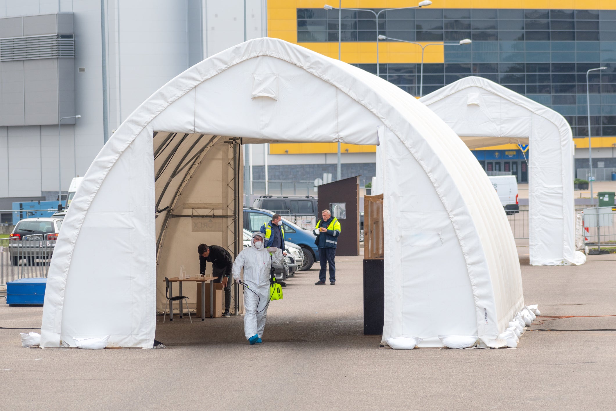 The Vital Role of Pop-Up Tents for Construction Workers During Sweltering Summer Days