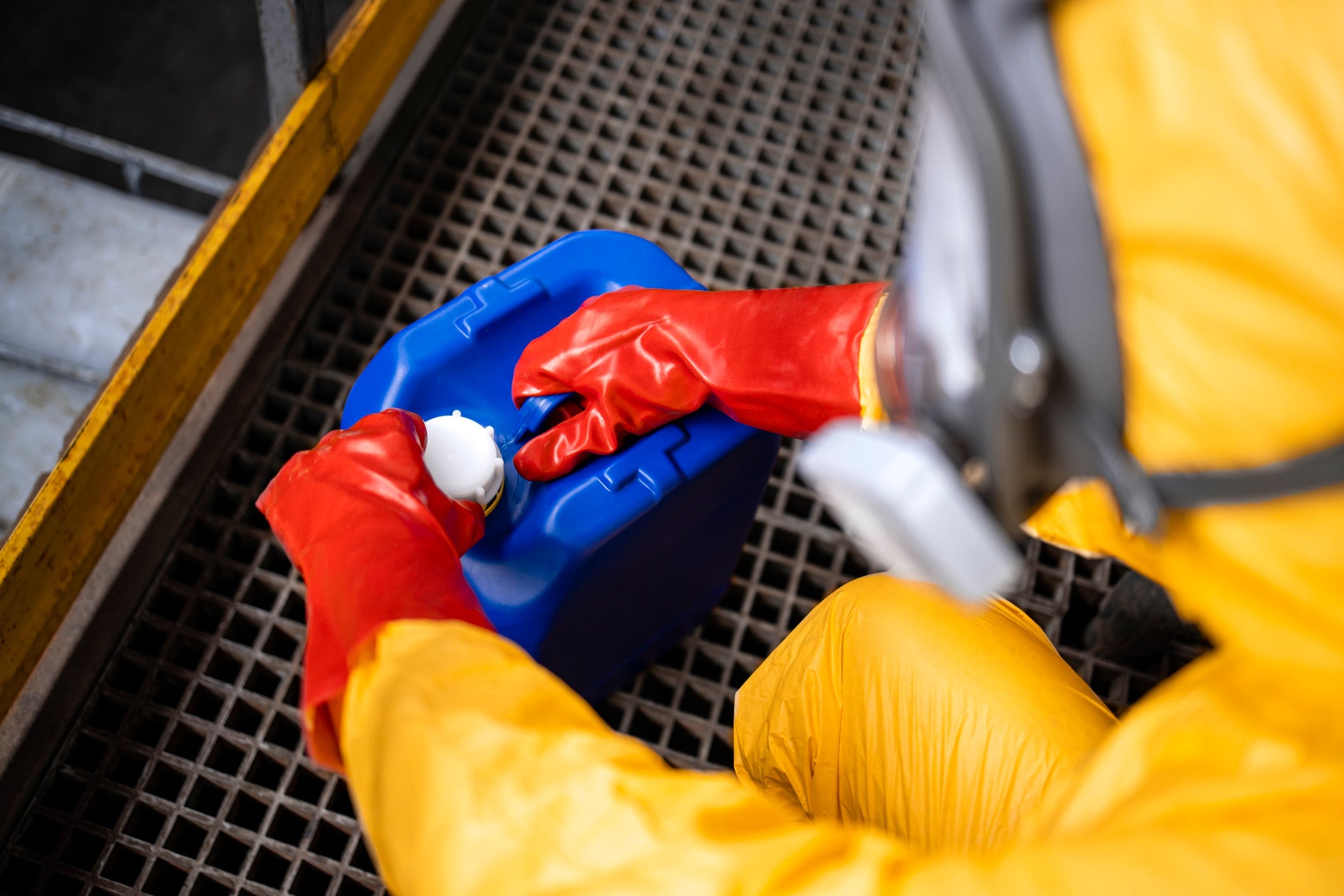 How to Wear Chemical-Resistant Gloves for Safety: Expert Tips