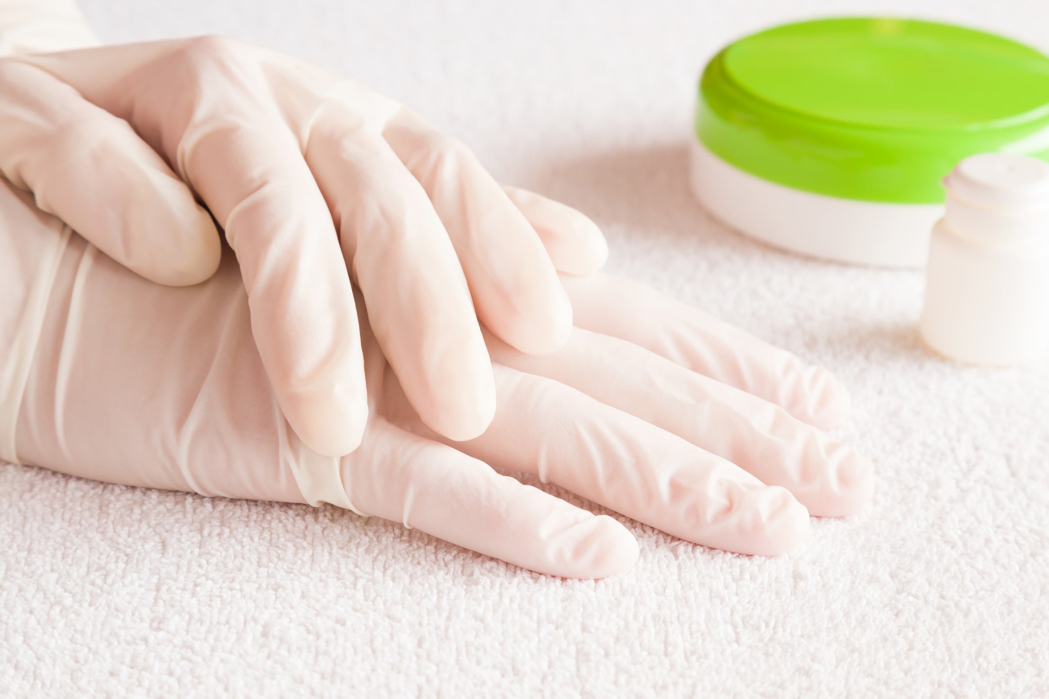 Powdered vs Powder-Free Gloves: What’s the Difference? (2026 Guide)