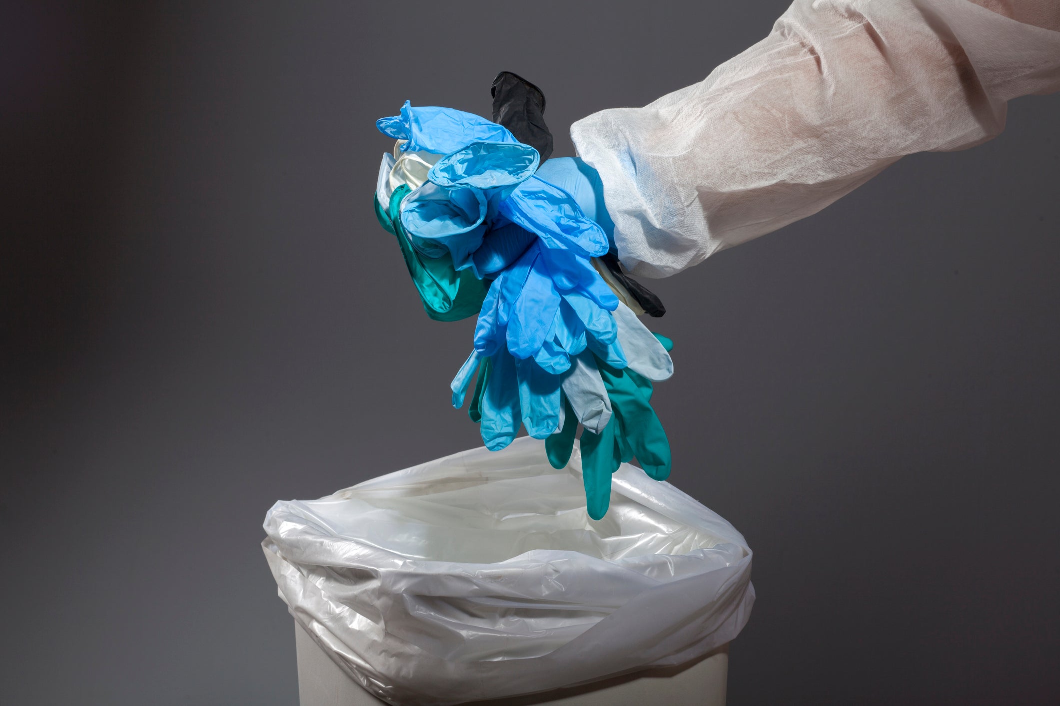 How to Properly Remove and Dispose of Contaminated Gloves