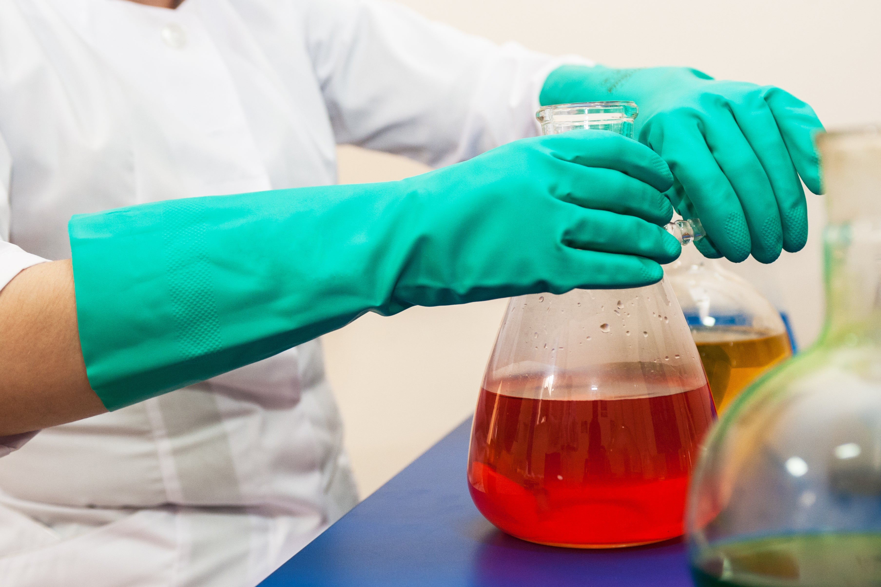 The Complete Guide to Chemical-Resistant Gloves: Materials and Applications